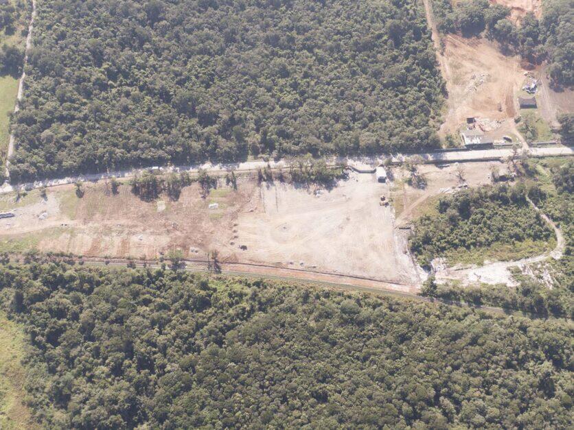 Em 2021, na primeira denúncia realizada pelo JB Litoral, a área desmatada equivalia a 20 mil metros quadrados. Foto: Mater Natura