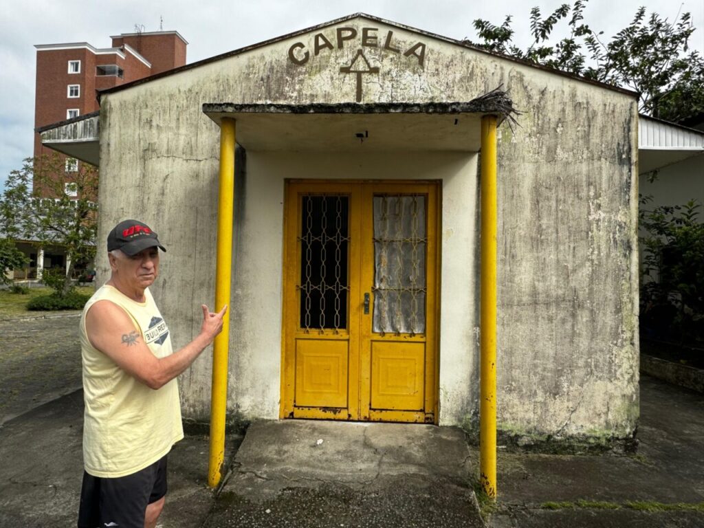 O morador do Lar Perseverança Luiz Carlos Niz, de 73 anos, destaca a importância da reforma da capela para os idosos. Foto: JB Litoral