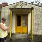 O morador do Lar Perseverança Luiz Carlos Niz, de 73 anos, destaca a importância da reforma da capela para os idosos. Foto: JB Litoral