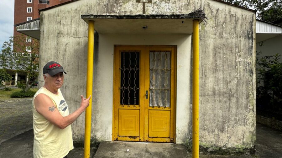 O morador do Lar Perseverança Luiz Carlos Niz, de 73 anos, destaca a importância da reforma da capela para os idosos. Foto: JB Litoral