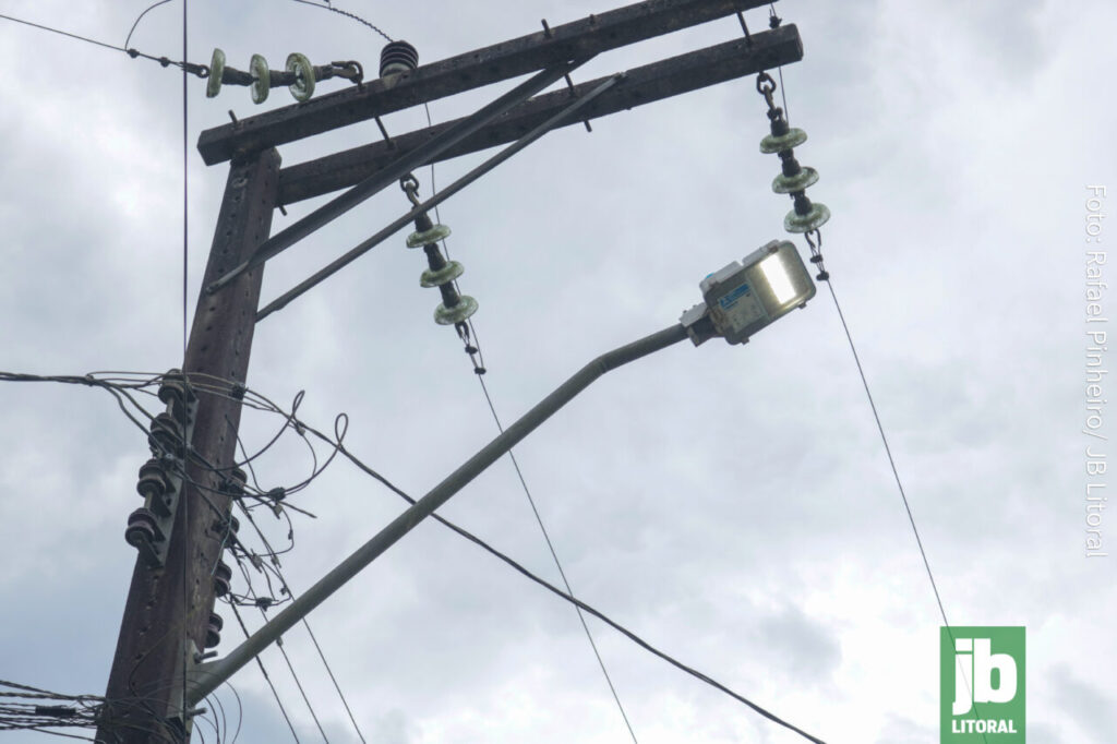 Segundo relatos dos moradores, a situação das constantes quedas de energia acontece há anos, mas, há cerca de quatro meses, se intensificou. Foto: Rafael Pinheiro/JB Litoral