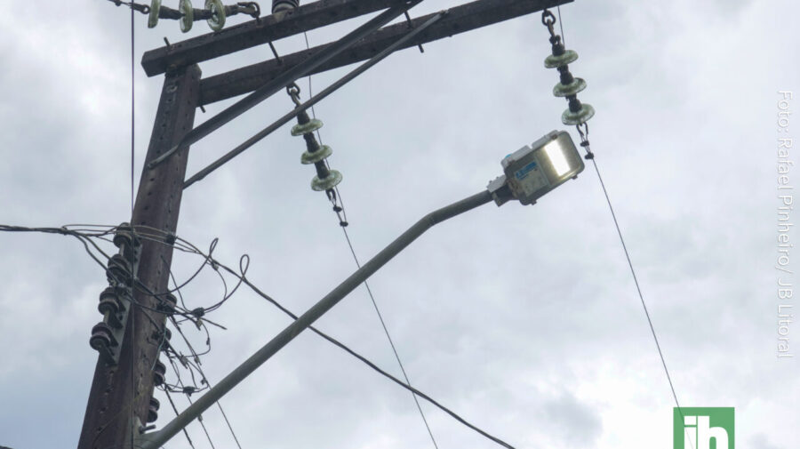 Segundo relatos dos moradores, a situação das constantes quedas de energia acontece há anos, mas, há cerca de quatro meses, se intensificou. Foto: Rafael Pinheiro/JB Litoral