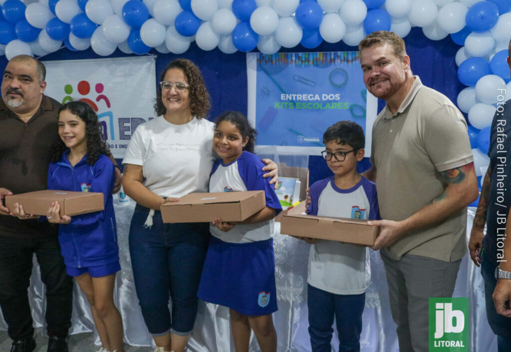 A Prefeitura de Paranaguá entregou 17 mil kits escolares