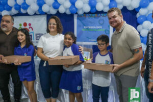A Prefeitura de Paranaguá entregou 17 mil kits escolares