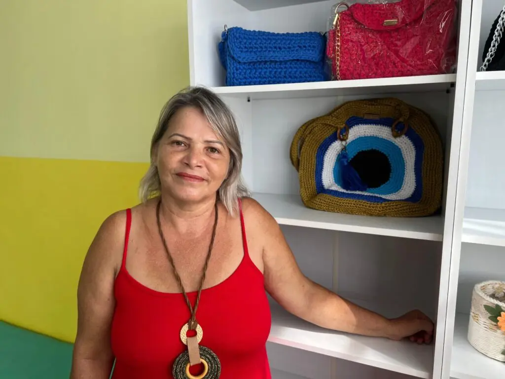 Verônica ensina a confeccionar os artesanatos