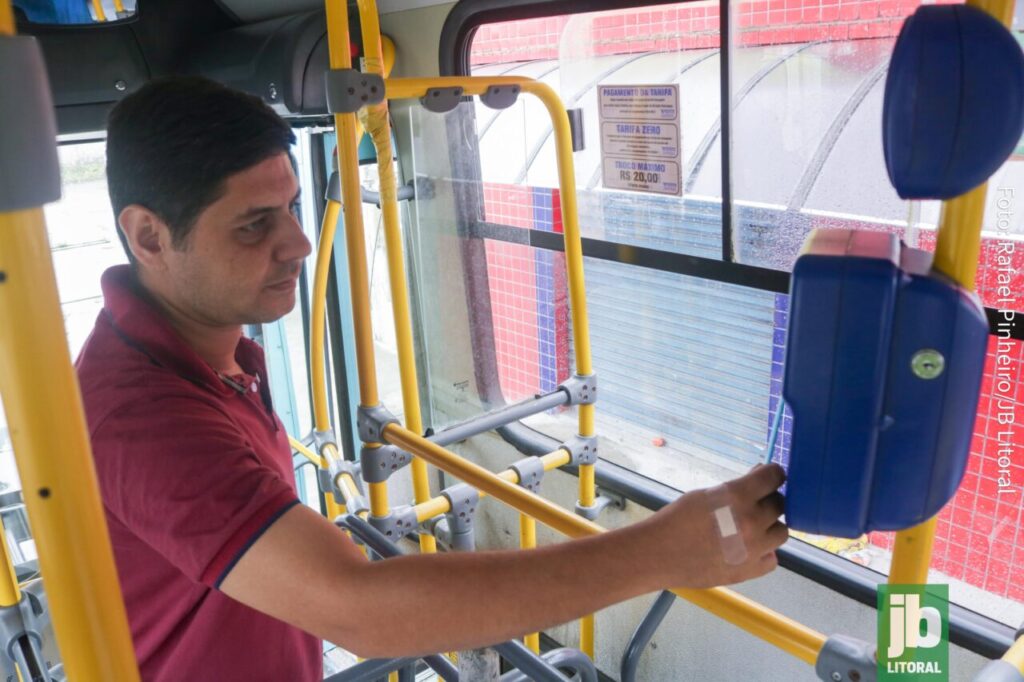 O morador André de Souza utiliza o transporte público diariamente. Foto: Rafael Pinheiro/JB Litoral