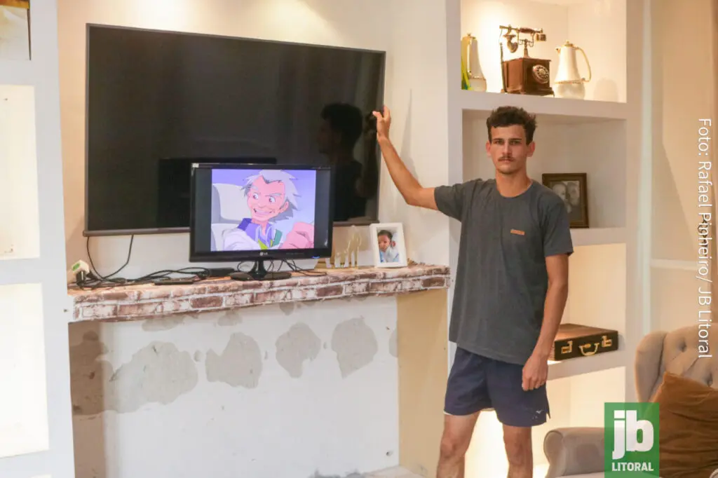 “É complicado lidar com essa situação, especialmente quando as contas de luz continuam chegando com valores elevados, entre R$ 200 e R$ 300", disse o morador Marcos Augusto Barbosa da Mota, que já perdeu uma geladeira e uma TV. Foto: Rafael Pinheiro/JB Litoral