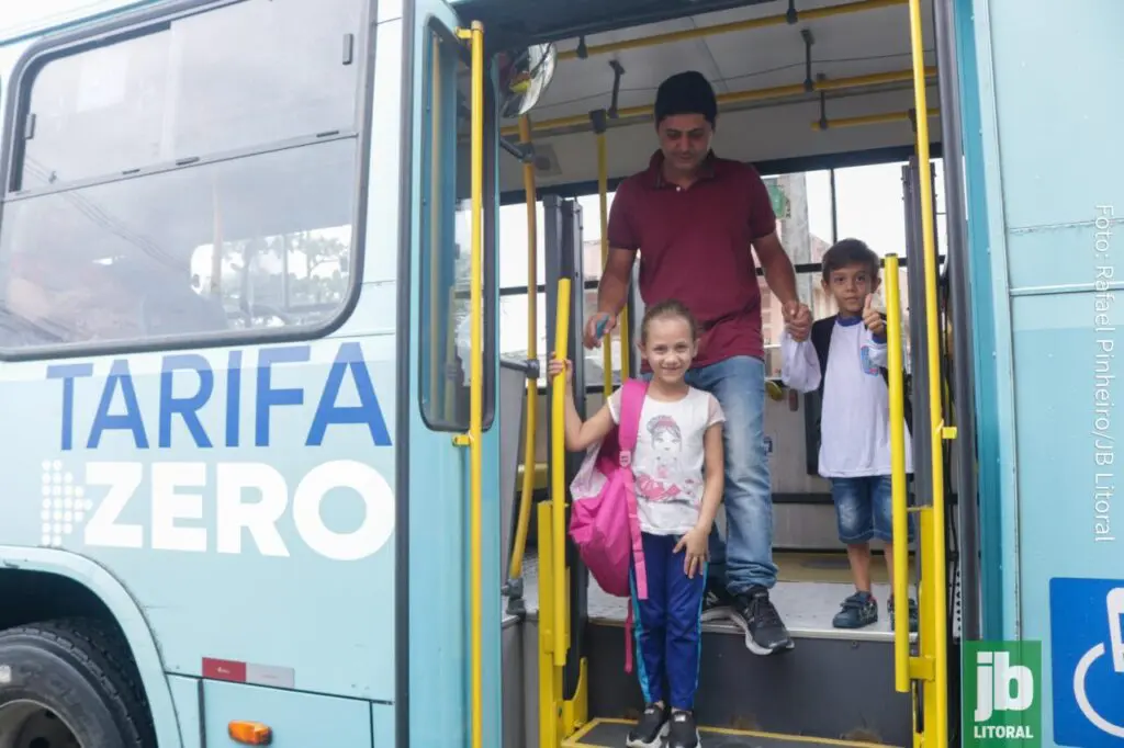 Todos os dias, ele leva e busca os filhos na escola, resultando em quatro viagens diárias. Foto: Rafael Pinheiro/JB Litoral
