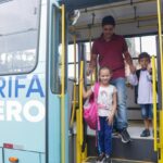 Todos os dias, ele leva e busca os filhos na escola, resultando em quatro viagens diárias. Foto: Rafael Pinheiro/JB Litoral