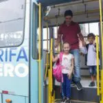 Todos os dias, ele leva e busca os filhos na escola, resultando em quatro viagens diárias. Foto: Rafael Pinheiro/JB Litoral