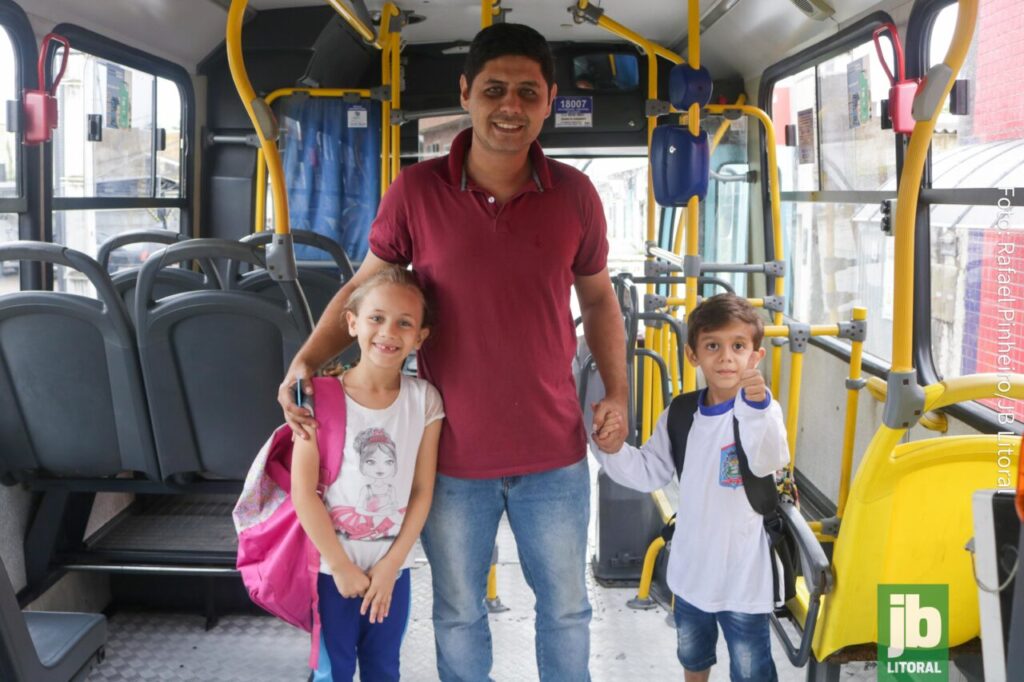 Todos os dias, ele leva e busca os filhos na escola, resultando em quatro viagens diárias. Foto: Rafael Pinheiro/JB Litoral