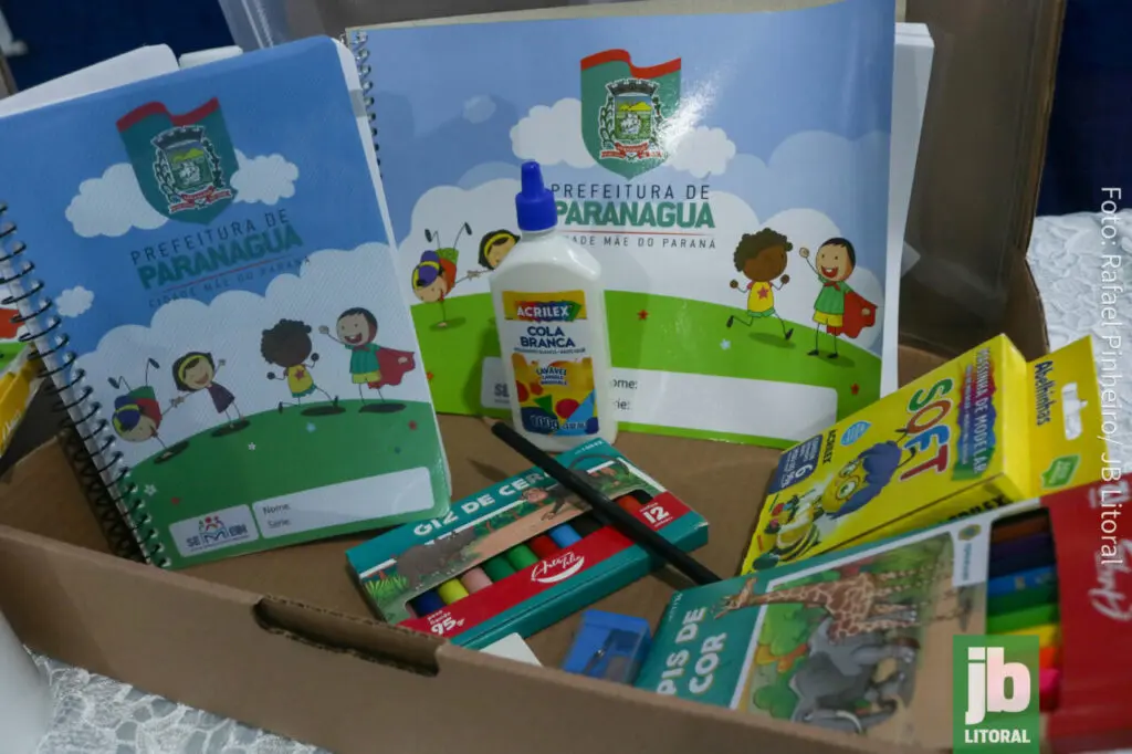 A Prefeitura de Paranaguá entregou 17 mil kits escolares