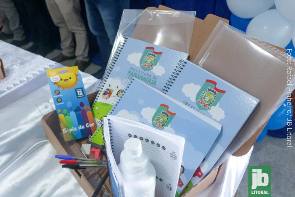 A Prefeitura de Paranaguá entregou 17 mil kits escolares