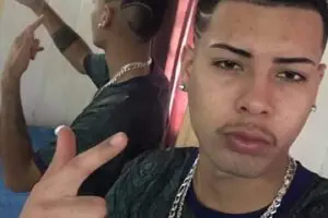 Wellington foi baleado em frente de um bar