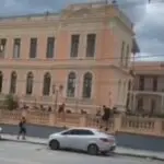 alunos pulando muro IEE
