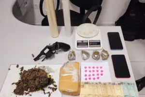 Apreensao-de-arma-e-drogas-em-Paranagua