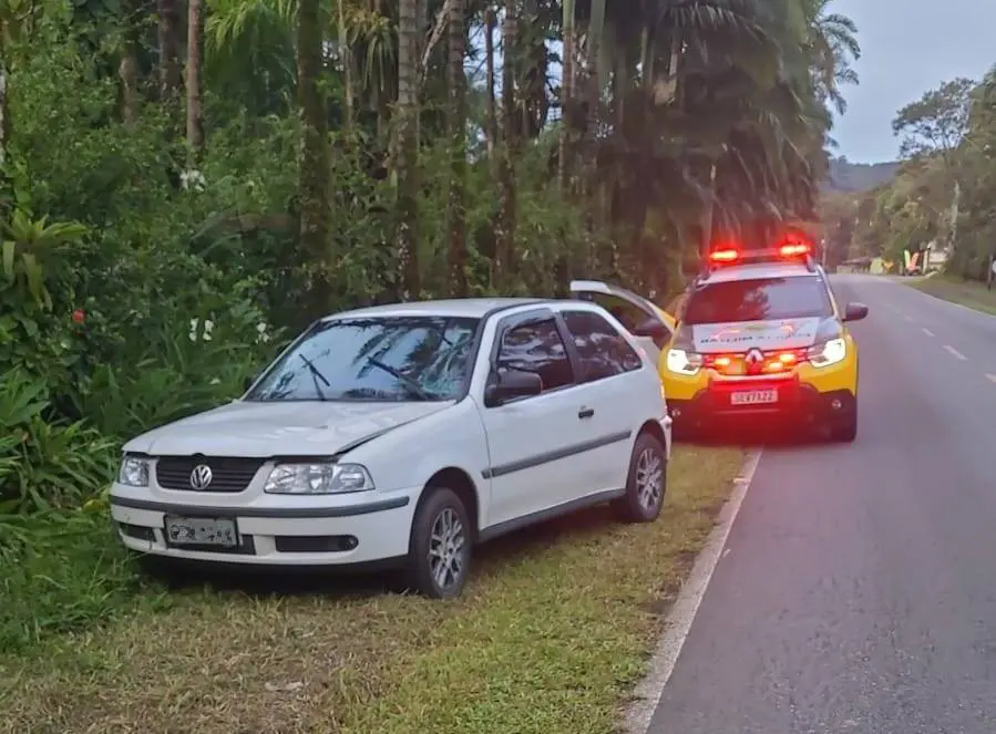 Carro-recuperado-pela-PM-em-Morretes