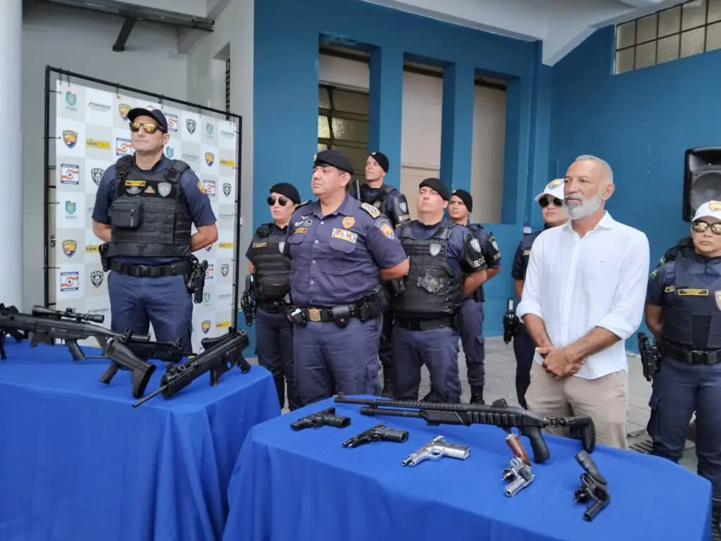 Entrega de armas para a GCM 2