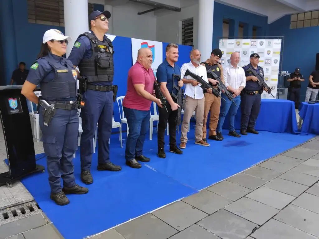 Entrega de armas para a GCM 5