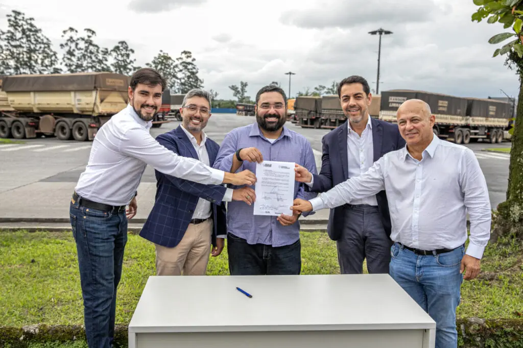 Participaram da assinatura da carta de intenção o diretor de Operações da Portos do Paraná, Gabriel Vieira, o diretor-presidente da empresa pública paranaense, Luiz Fernando Garcia; o secretário Nacional de Portos e Transportes Aquaviários, Alex Sandro de Ávila e, pelo Porto de Santos, o presidente Anderson Pomini e o diretor de Operações, Beto Mendes. Foto: Claudio Neves/Portos do Paraná