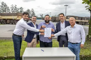 Participaram da assinatura da carta de intenção o diretor de Operações da Portos do Paraná, Gabriel Vieira, o diretor-presidente da empresa pública paranaense, Luiz Fernando Garcia; o secretário Nacional de Portos e Transportes Aquaviários, Alex Sandro de Ávila e, pelo Porto de Santos, o presidente Anderson Pomini e o diretor de Operações, Beto Mendes. Foto: Claudio Neves/Portos do Paraná