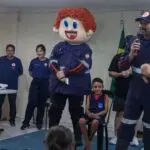 Além de palestras, o projeto também faz demonstrações práticas de manobras que podem salvar vidas. Foto: Prefeitura de Matinhos