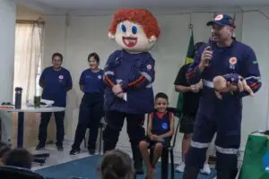 Além de palestras, o projeto também faz demonstrações práticas de manobras que podem salvar vidas. Foto: Prefeitura de Matinhos