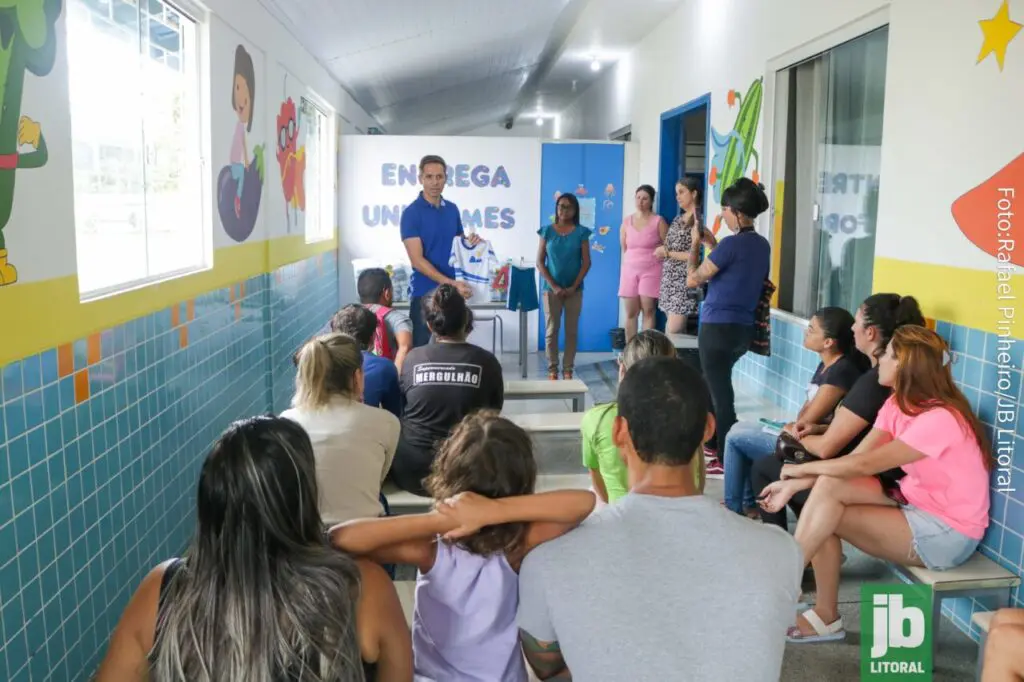A entrega dos uniformes escolares para alunos da Educação Infantil começou na última quarta-feira (3), pelo CMEI Água Viva, em Pontal do Sul, e contou com a presença do prefeito Rudão. Foto: Rafael Pinheiro/JB Litoral