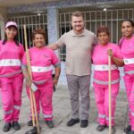 O prefeito Marcelo Roque conheceu a equipe feminina de varrição da Ilha dos Valadares na última terça-feira (26). Foto: Rafael Pinheiro/JB Litoral