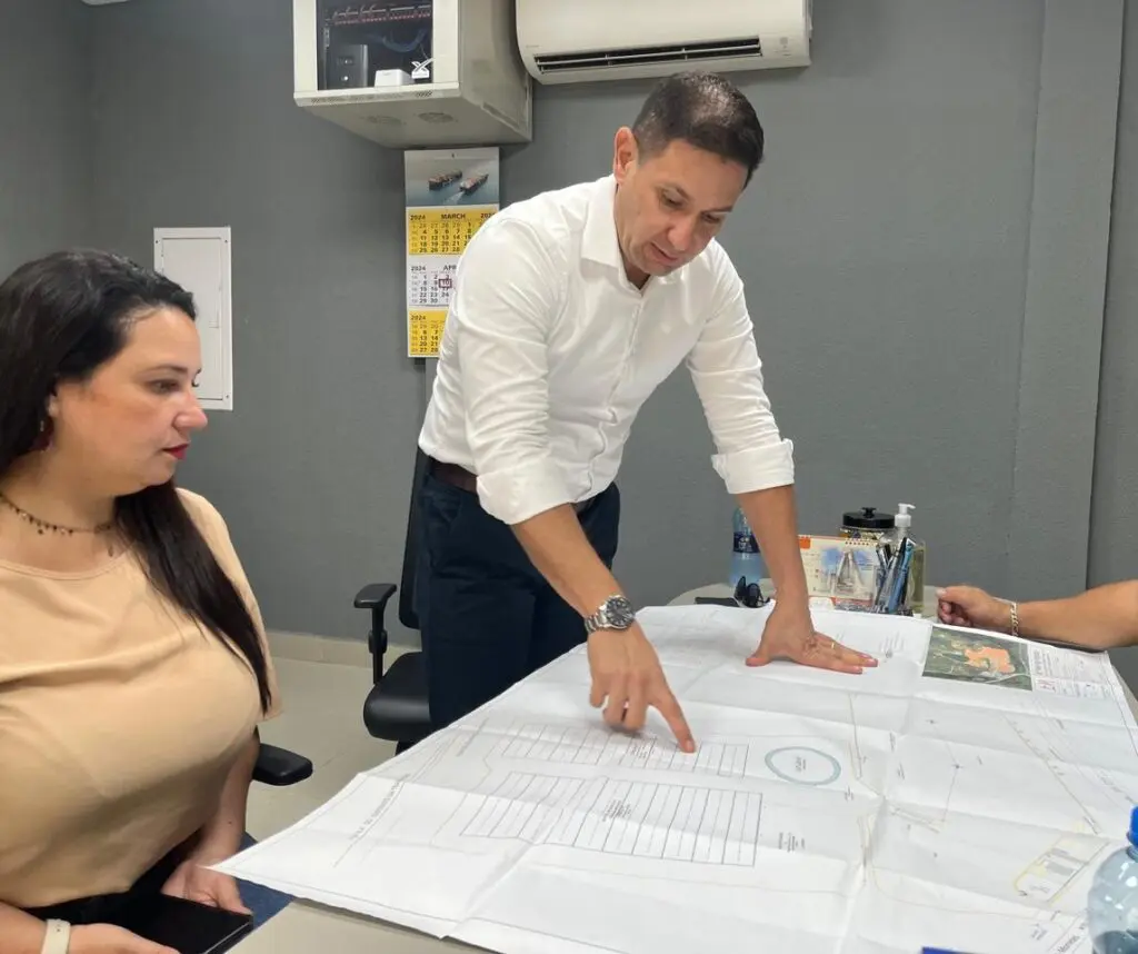 A secretária municipal de Assuntos Portuários de Antonina, Carolina Freire, e o sócio fundador da Fertiservice, Maykool Roberto Barbosa, destacam a importância da colaboração entre os setores público e privado para o desenvolvimento econômico na região. Foto: Divulgação