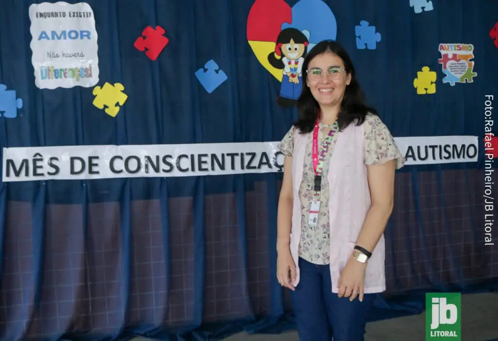 Pedagoga e professora na Escola Municipal Francisca Pessoa Mendes, em Paranaguá, Daniele recebeu um diagnóstico tardio de autismo, aos 38 anos, em 2023. Foto: Rafael Pinheiro/JB Litoral