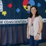 Pedagoga e professora na Escola Municipal Francisca Pessoa Mendes, em Paranaguá, Daniele recebeu um diagnóstico tardio de autismo, aos 38 anos, em 2023. Foto: Rafael Pinheiro/JB Litoral