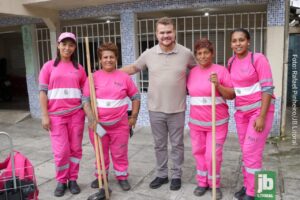 O prefeito Marcelo Roque conheceu a equipe feminina de varrição da Ilha dos Valadares na última terça-feira (26). Foto: Rafael Pinheiro/JB Litoral