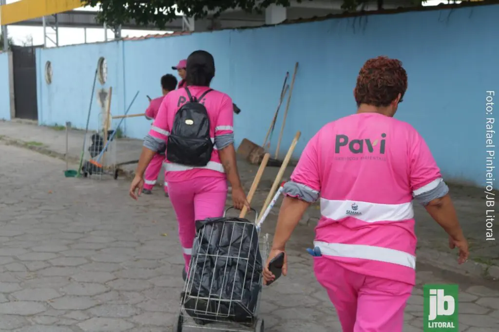 As mulheres residem nas regiões que cuidam. Além de desempenharem o papel de varredoras, elas se tornam verdadeiras zeladoras dos bairros. Foto: Rafael Pinheiro/JB Litoral