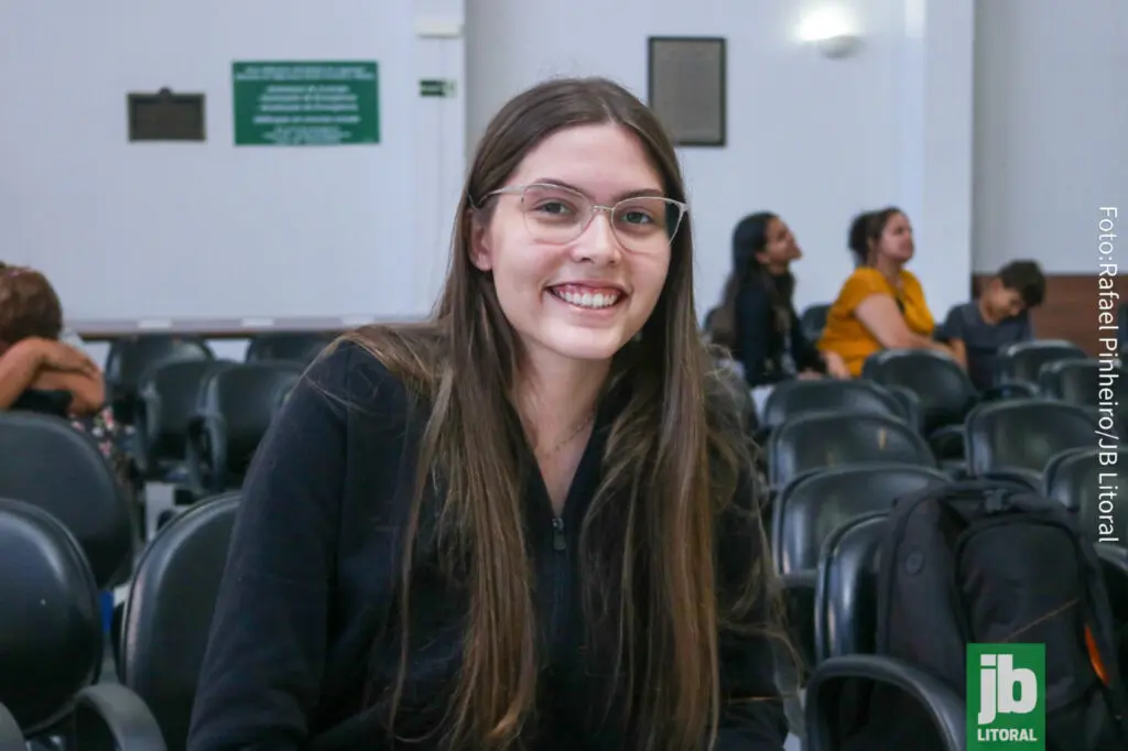 Beatriz Alves Barbosa, de 18 anos, fez seu título de eleitor na última sexta-feira (12), e afirmou que considera o voto um ato de responsabilidade com o município. Foto: Rafael Pinheiro/JB Litoral