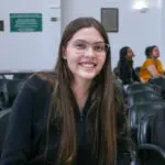 Beatriz Alves Barbosa, de 18 anos, fez seu título de eleitor na última sexta-feira (12), e afirmou que considera o voto um ato de responsabilidade com o município. Foto: Rafael Pinheiro/JB Litoral