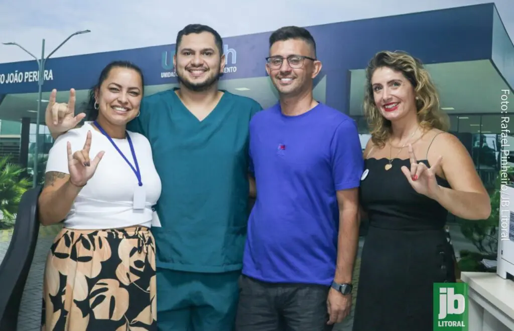 Mariana Guimarães, gerente de enfermagem da FASP, e Felipe Leite, técnico de enfermagem, são alunos do curso de Libras. O professor Ednilson é quem ensina a Língua Brasileira de Sinais, com o auxílio da intérprete Gisele Cuch. Foto: Rafael Pinheiro/JB Litoral