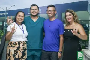 Mariana Guimarães, gerente de enfermagem da FASP, e Felipe Leite, técnico de enfermagem, são alunos do curso de Libras. O professor Ednilson é quem ensina a Língua Brasileira de Sinais, com o auxílio da intérprete Gisele Cuch. Foto: Rafael Pinheiro/JB Litoral