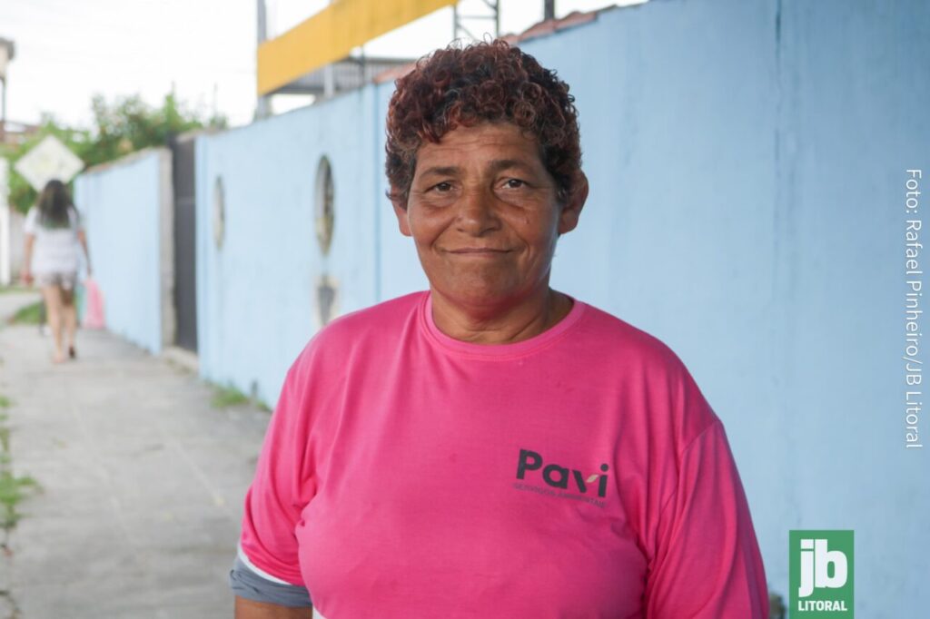 "Nunca havia trabalhado antes; é a primeira vez que tenho uma ocupação”, conta Vera, de 59 anos, que pretende juntar dinheiro para comprar uma casa própria. Foto: Rafael Pinheiro/JB Litoral