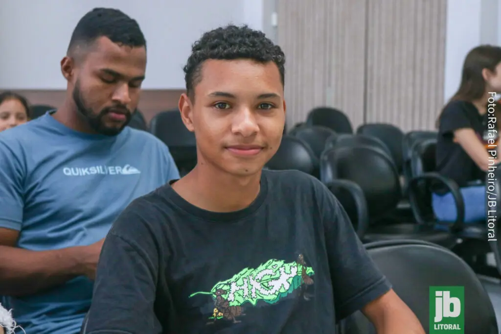 O adolescente José Roberto Alves Barbosa da Silva, de 16 anos, optou por se alistar imediatamente ao atingir a idade mínima necessária, assim que teve a oportunidade. Foto: Rafael Pinheiro/JB Litoral