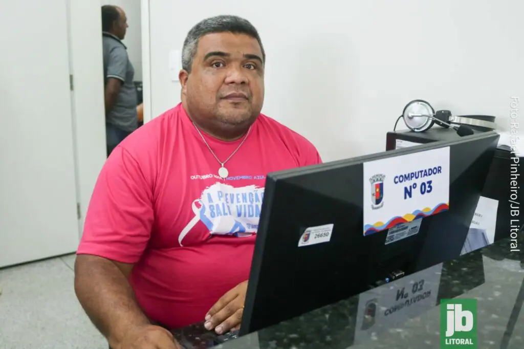 O agente de saúde Dionaldo recebeu os pacientes para o mutirão.