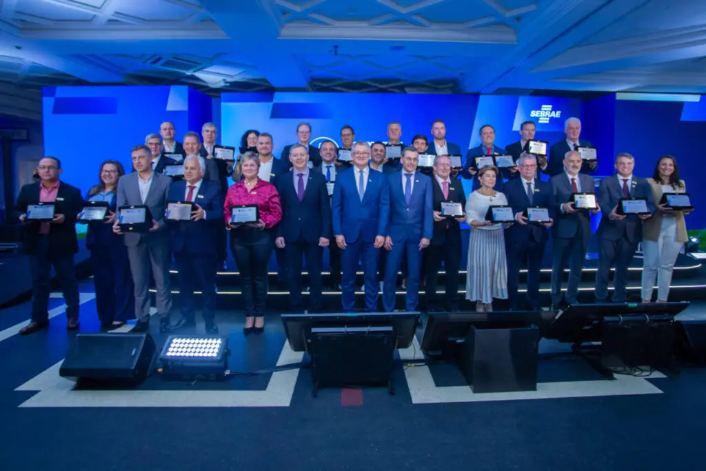 A premiação, promovida pelo Sebrae-PR, reconheceu iniciativas municipais que contribuem para um ambiente de negócio favorável à consolidação e ao crescimento de micro e pequenas empresas. Foto: Sebrae-PR