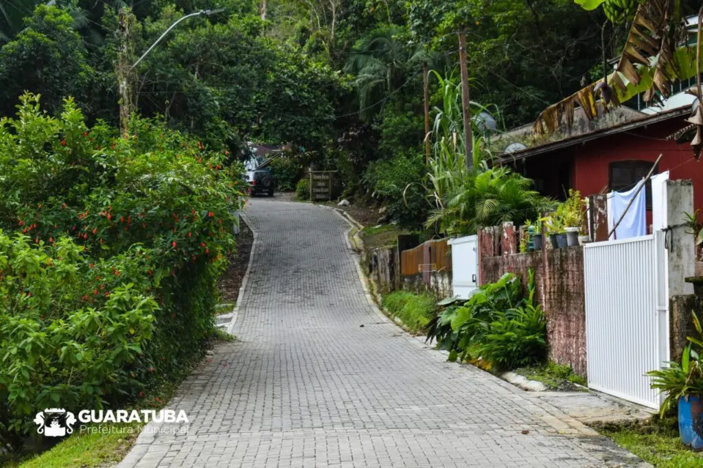 Também na sexta-feira ocorreu a entrega da pavimentação de 1,1 km na estrada do Cabaraquara, contribuindo para o acesso aos cultivos e restaurantes do famoso Caminho das Ostras. Foto: Prefeitura de Guaratuba
