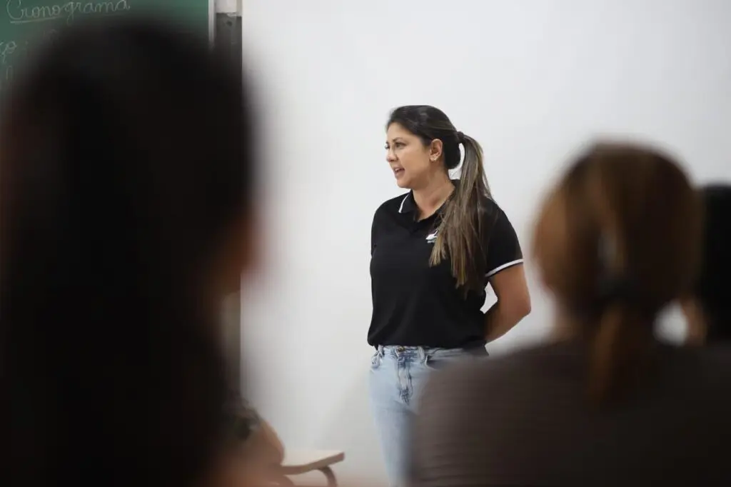A secretária de Inclusão, Camila Leite, afirma que após o curso de Libras para os servidores da Prefeitura, houve melhorias na comunicação com a comunidade surda, garantindo acessibilidade e inclusão. Foto: Prefeitura de Paranaguá