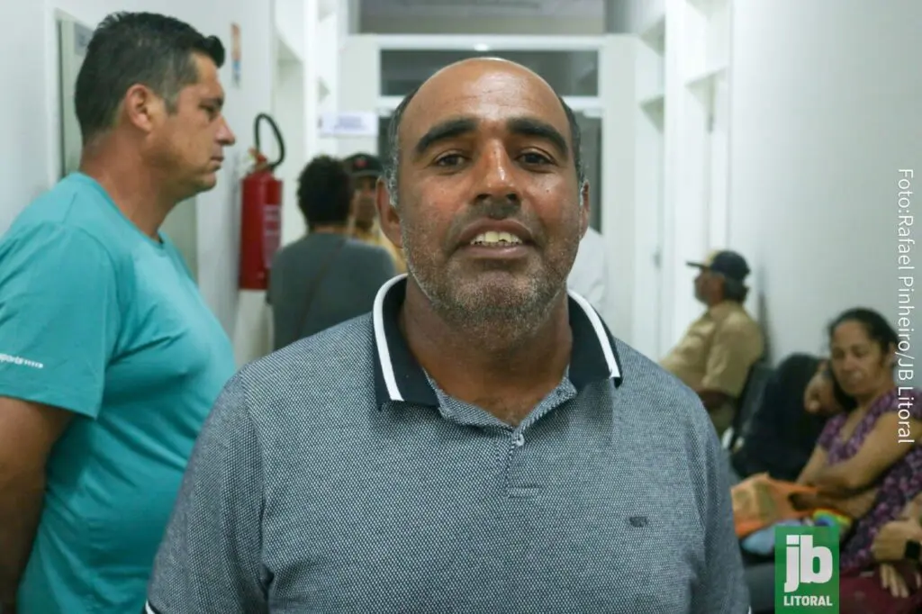 Josué foi um dos moradores atendidos; segundo ele, está com baixa visão e, por isso, caindo muito no emprego