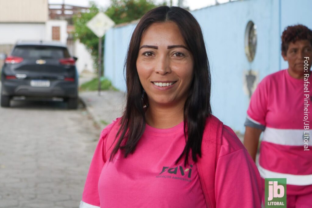 Ana Paula explica que cada varredora trabalha das 6h às 14h em seu próprio setor, cobrindo dois quilômetros e meio, onde realizam a limpeza das ruas, mantendo a higiene. Foto: Rafael Pinheiro/JB Litoral