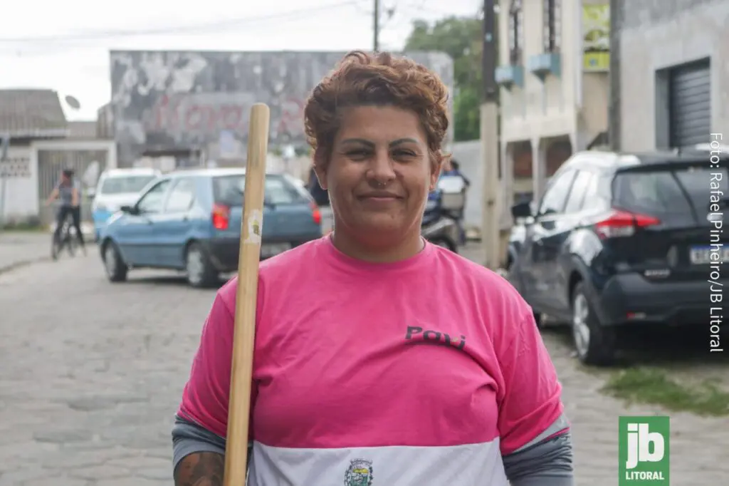 "Os moradores estão gostando do serviço, especialmente da separação adequada dos resíduos, o que contribui para a limpeza e melhoria do ambiente em frente às suas casas”, comenta Patrícia. Foto: Rafael Pinheiro/JB Litoral