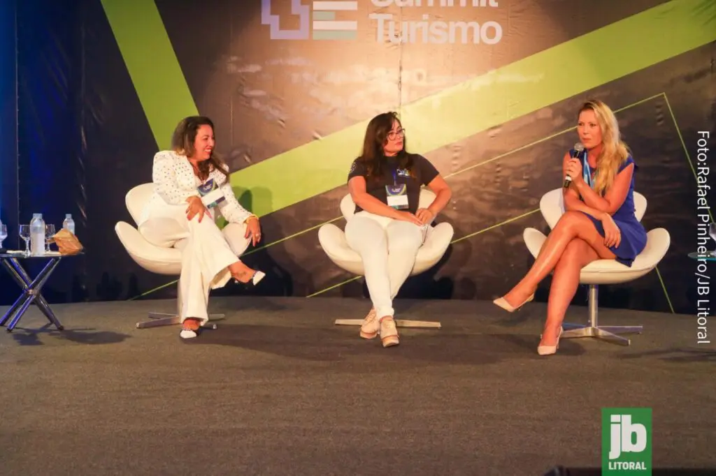 O último painel foi composto pelas empresárias Marcele Baleche e Karina Farias, e pela executiva de Contas da RPC, Fabíola Lady Dilda. Foto: Rafael Pinheiro/JB Litoral