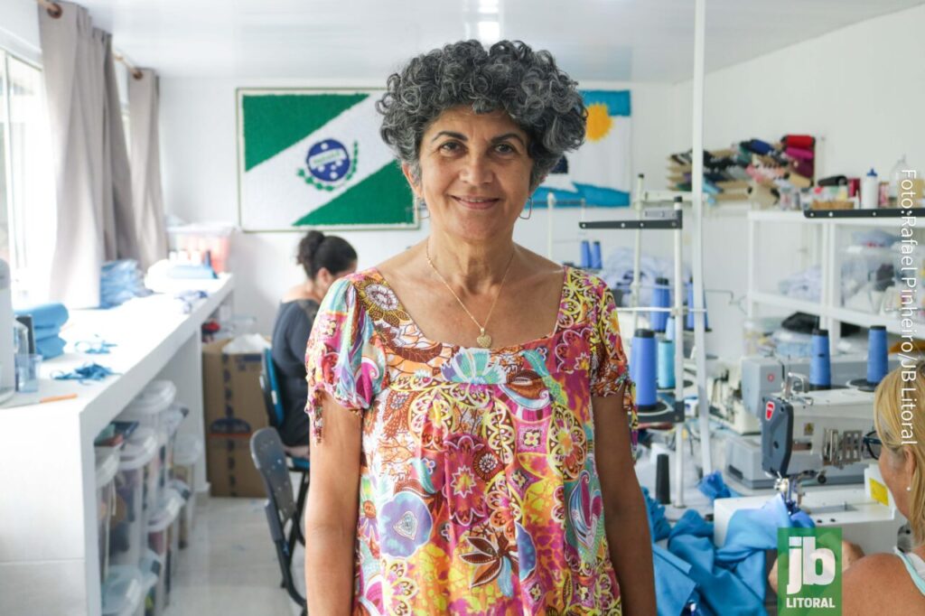 Cleusa Mari dos Anjos é uma das costureiras responsáveis pela confecção dos uniformes escolares da Rede Municipal de Pontal do Paraná. Foto: Rafael Pinheiro/JB Litoral