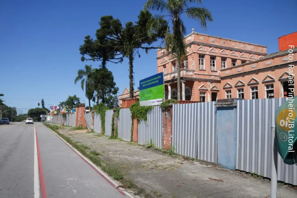 O AME está sendo construído no local onde funcionava a histórica Santa Casa da Misericórdia e, posteriormente, a Biblioteca Pública Mário Lobo, na Rua dos Expedicionários. Foto: Rafael Pinheiro/JB Litoral